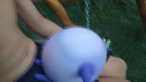 Надутая водой перчатка