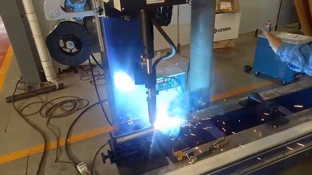 Автоматическая приварка штуцера к гильзе гидроцилиндра смотреть онлайн