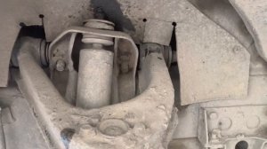 Nissan Caravan ARME24 меняем передние амортизаторы, каталожный номер в конце видео