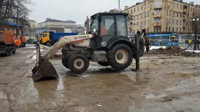 Работа экскаватора погрузчика с гидромолотом смотреть онлайн