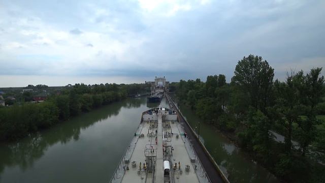 Встреча танкера "Энцелад" с танкером "Волгонефть-251" у шлюза №14.
