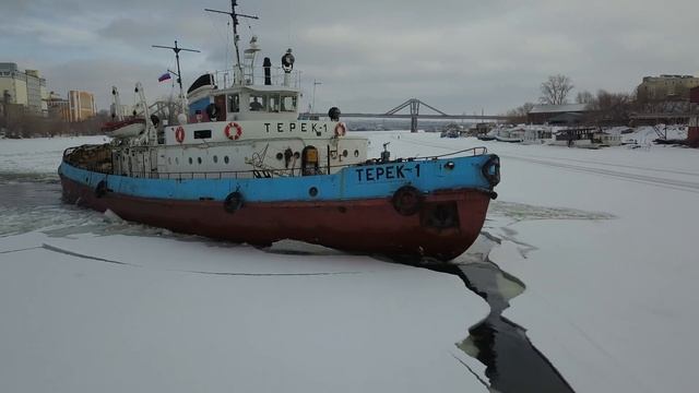 Сила и смекалка.Два судна на р.Самара боролись со льдом. Russia смотреть онлайн