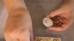 Как сделать красивые цветы из тыквенных семечек