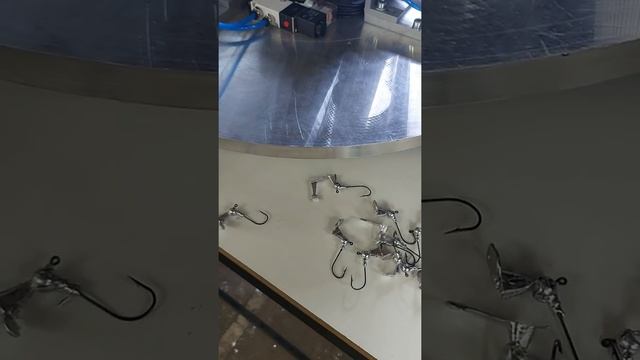 Автоматический станок карусельного типа для литья свинцовых изделий. смотреть онлайн