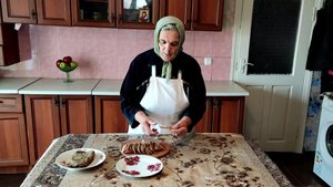 Бабушка готовит вяленую грудинку (подчеревок)