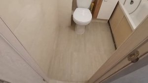 Уютный ремонт небольшой ванной комнаты в однокомнатной квартире