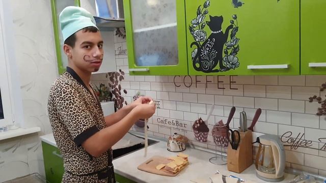Повар Леймурр готовит круассаны с ветчиной и сыром