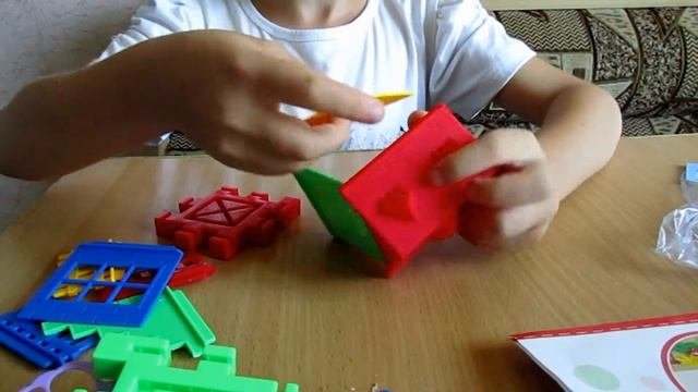 Сборка детского развивающего конструктора 