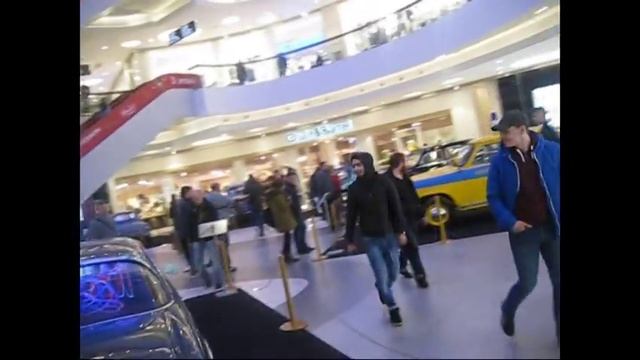 Выставка Ретро-Автомобилей в ТЦ"   Метрополис" Москва , старые  автомобили.