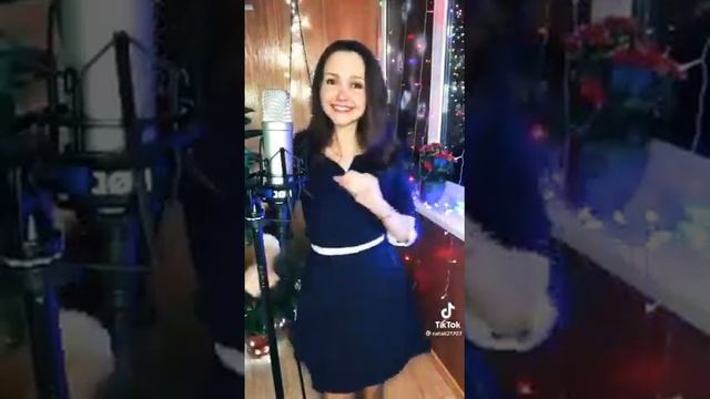 Песня русская!!! Ой цветёт  черемуха, а рядом тополек...?
#красавица #девушка #песня #Россия