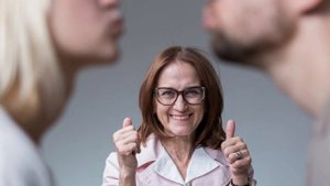 Когда ТОКСИЧНАЯ мать разрушает личную жизнь дочери / Реальные истории из жизни