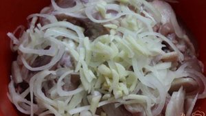 Шашлык из куриных бедер на сковороде