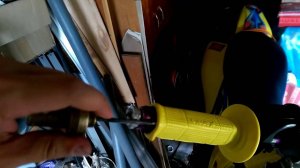 Замена грипс. Как натянуть грипсу на ручку газа мотоцикла. DRZ400E