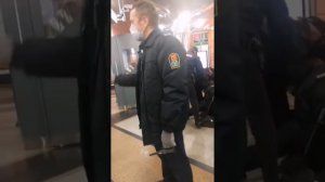 В Питере в метро полиция скрутила человека без маски и запинали его ногами.