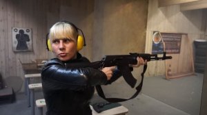 Девушка стреляет из АК-74 Girl is shooting an AK 74