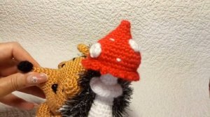 Ежик с грибочком - игрушка вязаная крючком