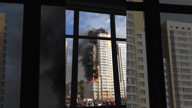 В Красноярске горит многоэтажный дом на ул. Шахтеров смотреть онлайн