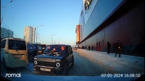 Едет по встречке