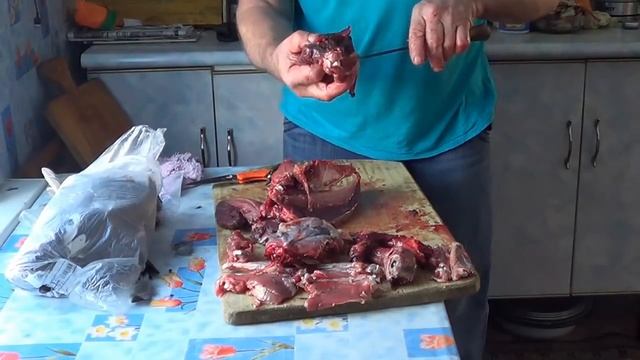 Разделка боровой дичи ( глухаря ) по Эвенкийски, раскрываем тушку, Часть 2 смотреть онлайн