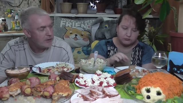 MUKBANG RUSSIA| САЛАТ ЁЖИК| КАРТОФЕЛЬ В БЕКОНЕ| ОЛИВЬЕ| МЯСО типа ПО-ФРАНЦУЗСКИ| ПОМИДОРЫ С СЫРОМ