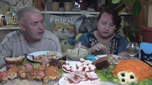 MUKBANG RUSSIA| САЛАТ ЁЖИК| КАРТОФЕЛЬ В БЕКОНЕ| ОЛИВЬЕ| МЯСО типа ПО-ФРАНЦУЗСКИ| ПОМИДОРЫ С СЫРОМ