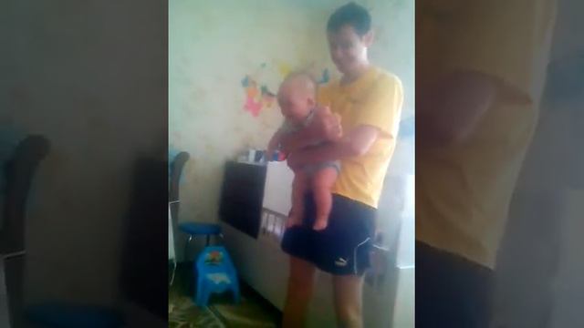 Ярик танцует под винтик винтик