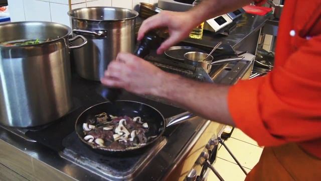 Дядя Толя готовит кушать... Строгач смотреть онлайн