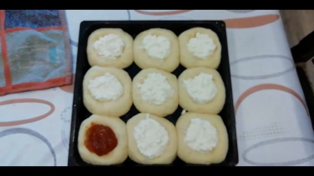 Ватрушки с творогом и хрустящим штрейзелем. Рецепт от мамы смотреть онлайн