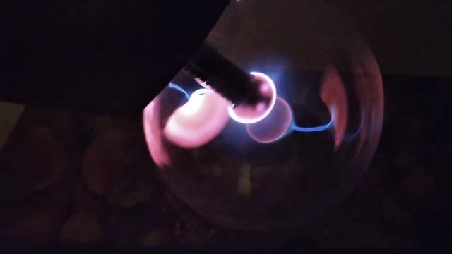 Шар в аквариуме не зажигает люминесцентную лампу. смотреть онлайн