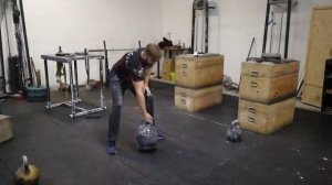 Махи гирей 100 кг с перехватом рук - 23 повтора