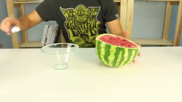 Удивительный фокус с арбузом | Лайфхакер смотреть онлайн