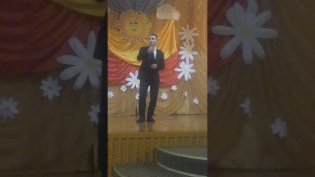 Учитель музыки поёт песню на 8 марта смотреть онлайн