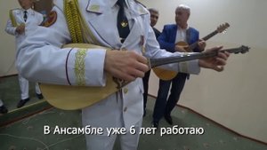 Русский парень исполняет казахские песни без акцента