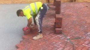 Как надо быстро класть кирпичи