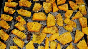 Теплый салат с тыквой, руколой и кедровыми орешками