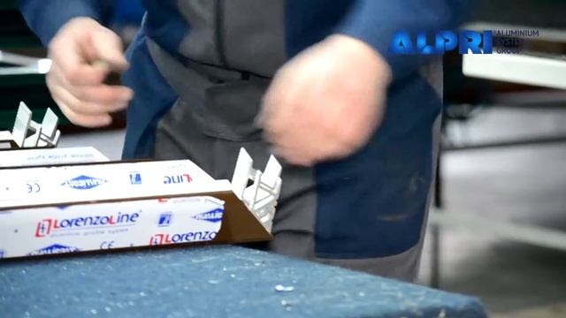 Пресование углов и порезка штапиков при производстве алюминиевых конструкций смотреть онлайн