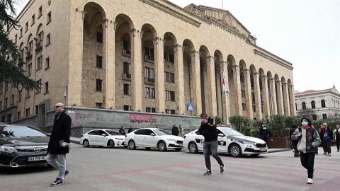 В парламенте Грузии пройдет второе чтение скандального законопроекта об иноагентах.