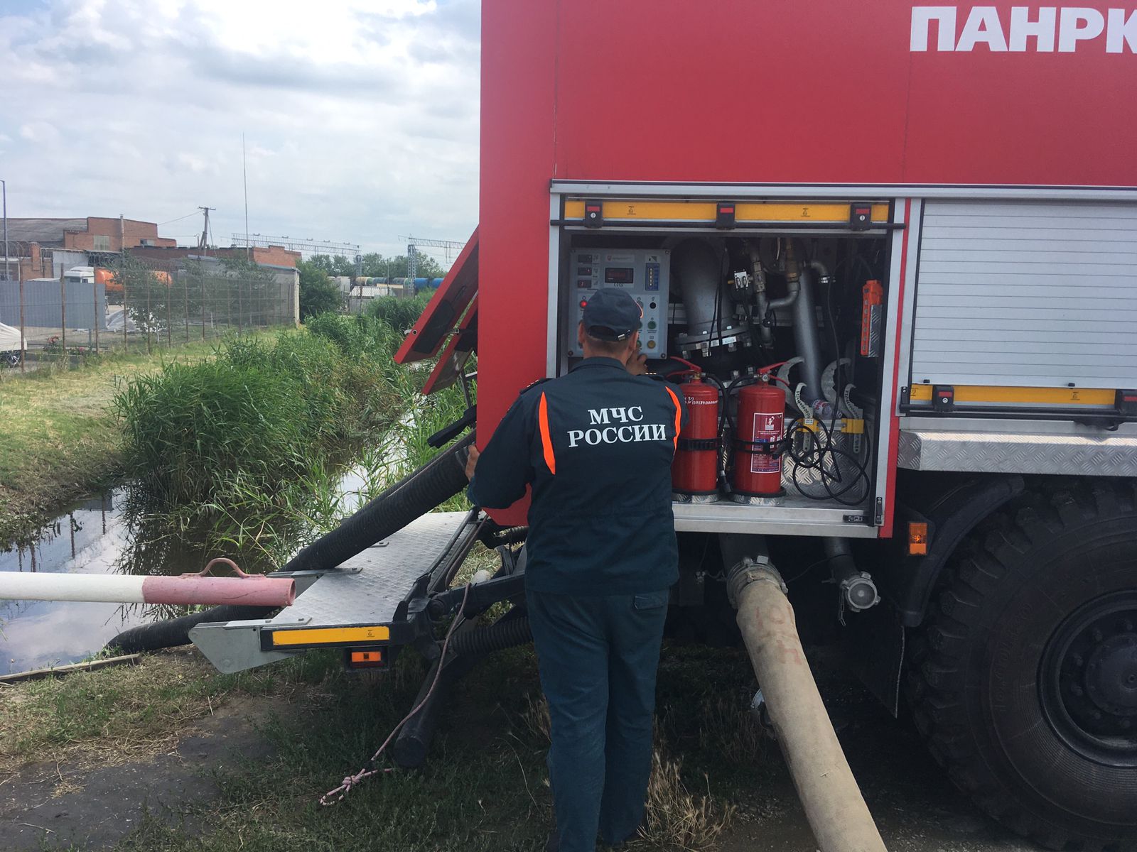 Спасатели МЧС России и городские службы продолжают откачивать воду в Славянском районе