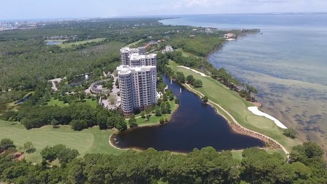 Аэросъемка США. Дестин. Флаг Америки на крыше здания. смотреть онлайн