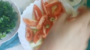 Салат из помидор и огурцов с оливками