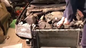 Как снять радиатор охлаждения двигателя на Ауди 100 C4 (Audi 100 С4)
