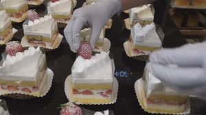 Милый и вкусный кубик клубнично-кремовый торт