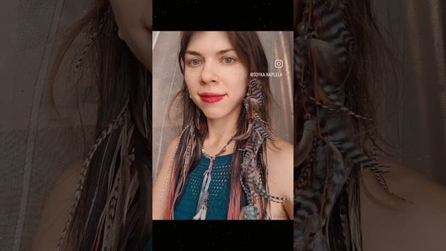 Заколки и серьги с перьями на длинных волосах смотреть онлайн