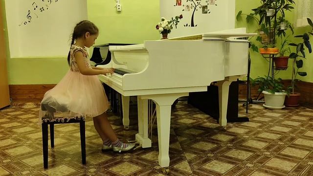 Венева Эльвира 6 лет. Первая трехголосная инвенция. смотреть онлайн