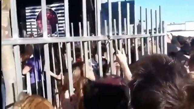 Девушка порвала шорты, перелезая через забор! Мужчины были в восторге!