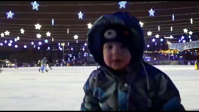 Самый маленький  ребенок  который сам  катается на ледовых коньках.  Один год и четыре месяца.