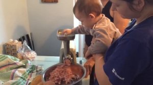 Радмир крутит мясо