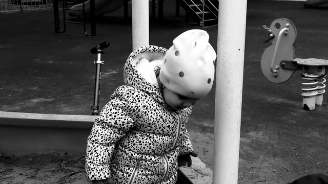 Прогулка во дворе. Черно белое кино. Canon 800D video test. смотреть онлайн