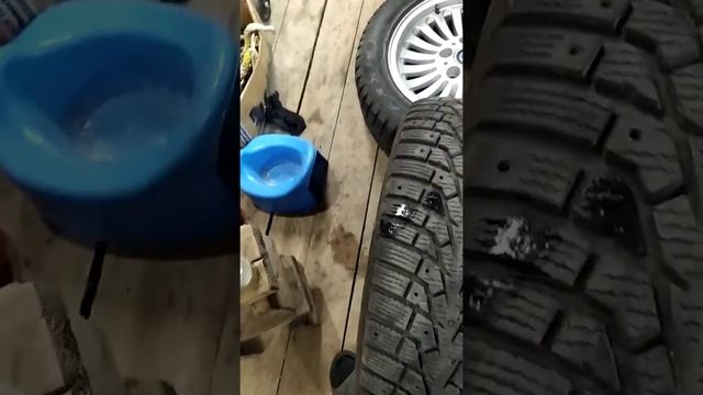 Как зашиповать резину ремонтными шипами. смотреть онлайн