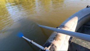 Замеряем глубину в пруду на лодке. Кормлю батоном карася.